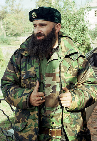 Basáyev, delante de su casa en Grozni, destruida por los rusos en 1999.