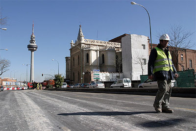 Un operario en la calle de O'Donnell, cortada al tráfico en sentido entrada a Madrid, a mediodía de ayer.