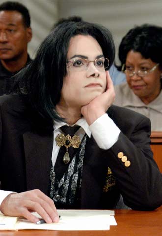 Edward Moss hace de Jackson en  E! News: The Michael Jackson Trial. 