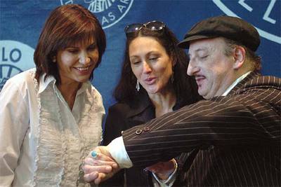 Concha García Campoy, Clara Montes y Javier Gurruchaga (de izquierda a derecha), en la presentación el pasado lunes en Madrid del disco  No os olvidamos. 