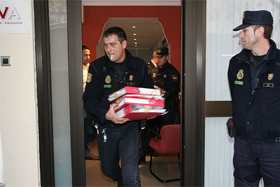 La policía durante el registro del despacho de abogados Del Valle, ayer en Marbella (Málaga).