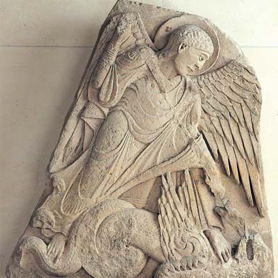  San Miguel derribando el dragón,  relieve en piedra caliza con restos de policromía (Borgoña, primera mitad del siglo XII).