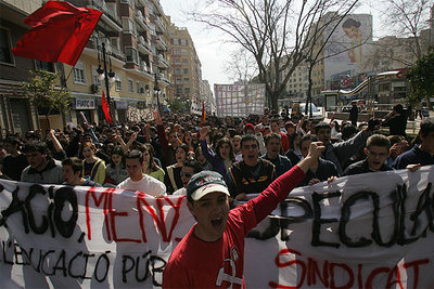 Estudiantes de Valencia y Xàtiva protestan por la degradación de sus institutos