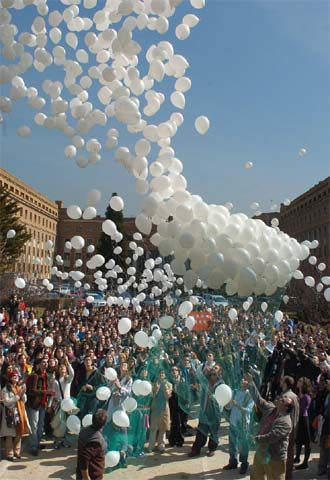 Alumnos de la facultad de Medicina de la Complutense sueltan globos ayer en recuerdo de las víctimas del 11-M.