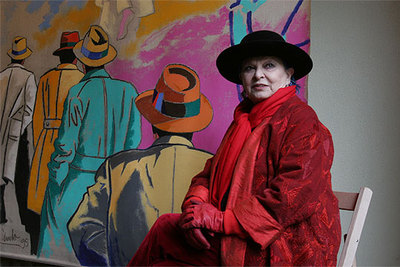 La actriz Lucía Bosé posaba ayer en Bilbao, ante el lienzo de Eduardo Úrculo  El ángel de los viajeros,  procedente del Museo de los Ángeles.