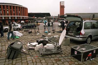 Equipos de televisión frente a la estación de Atocha.