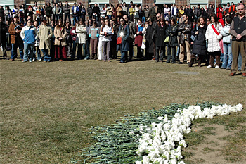 Alumnos de la Universidad de León depositando flores como recuerdo a las víctimas del 11-M