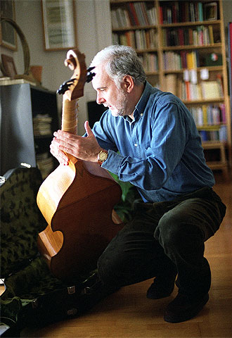 El poeta y ensayista Ramón Andrés.