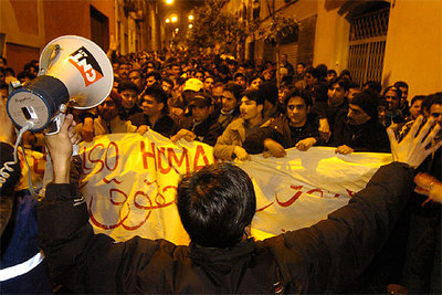 Un grupo de inmigrantes, en la calle de Olzinelles de Barcelona, se aprestaba anoche a encerrarse en el polideportivo de Sant Medir. 