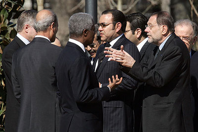 Kofi Annan, en el centro, conversa con Javier Solana. A la derecha de éste, Mohamed VI y su hermano, Mulay Rachid, en el Bosque de los Ausentes.