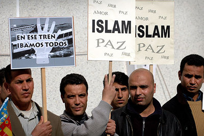 Un grupo de musulmanes expresa su solidaridad con las víctimas del 11-M en el Centro Islámico de Valencia.