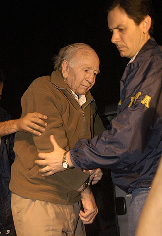 Paul Schäffer, durante su traslado a una prisión argentina.