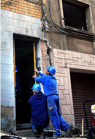 Operarios colocando puntales en el número 8 de Conca de Tremp, en el Carmel.