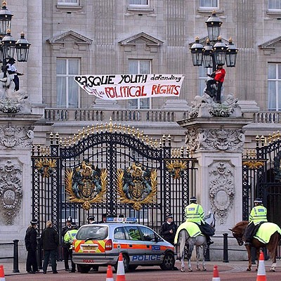 'ASALTO VASCO' A BUCKINGHAM.