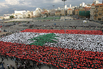 Once mil jóvenes libaneses formaron ayer, en homenaje al asesinado Rafik Hariri, una bandera libanesa en la plaza de los Mártires de Beirut.