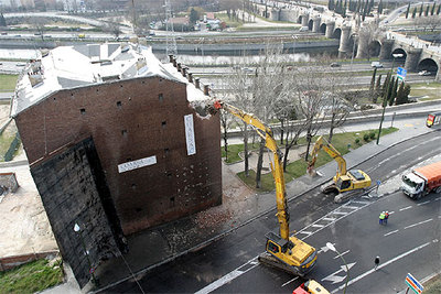 La demolición de un edificio de Pirámides da paso a la construcción de la 'alfombra verde' de la M-30