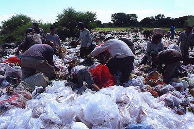 Ciudadanos argentinos rebuscan en las bolsas de la basura en las afueras de Buenos Aires.
