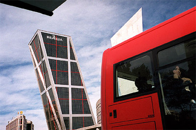 Torre Realia, edificio este del conjunto Puerta de Europa, alberga la sede central del grupo.