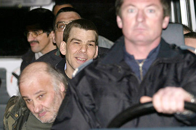 Un grupo de acusados son trasladados por la policía al Palacio de Justicia de Angersrnrn.