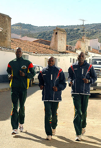 Vincent Kipchirchir, Geoffrey Kiplagat y Thomas Magut, entrenándose en San Jorge de Alor (Badajoz).