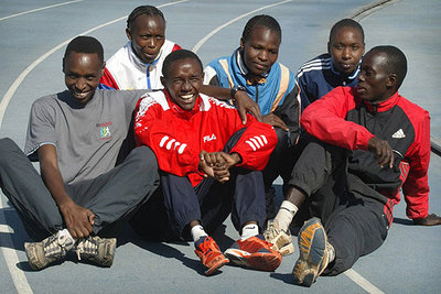Ayaibei, Mutoni, Kirui, Kerubo, Cherono y Chemrchir, en la pistas de atletismo del viejo cauce del río Turia, en Valencia.