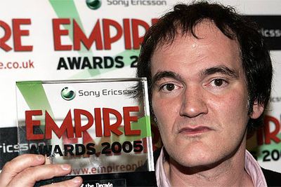 Quentin Tarantino muestra el Premio Símbolo Cinematográfico de la Década, de la revista  Empire. 