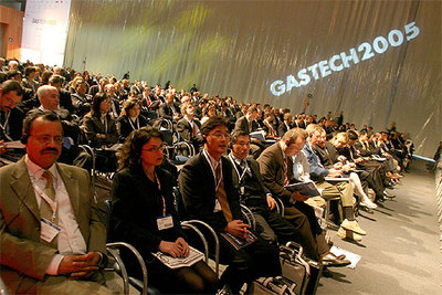 Ibarretxe pide inversiones en la apertura de Gastech