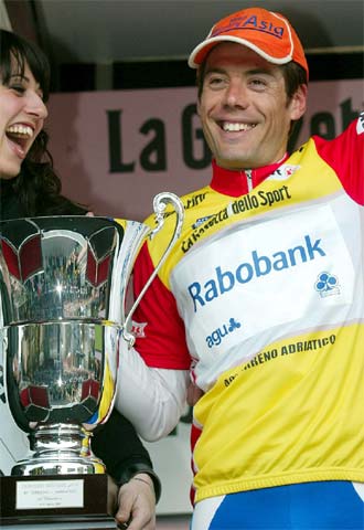Óscar Freire, con el trofeo de la Tirreno-Adriático.