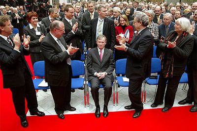 Empresarios alemanes aplauden al presidente Khöler después de que pronunciara su discurso en Berlín.