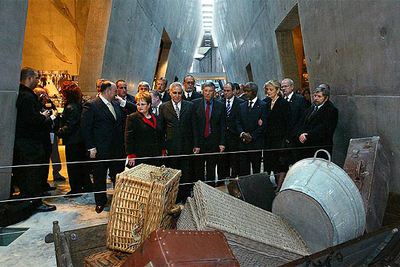 Una delegación de líderes políticos visita el Museo del Holocausto de Jerusalén.