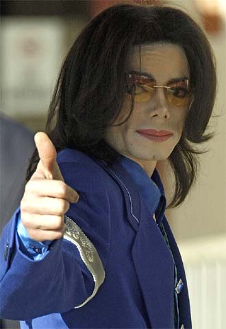 Jackson saluda a sus seguidores al llegar al tribunal.