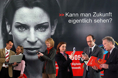 '¿Se puede ver el porvenir con claridad?', lema de la feria Cebit 2005.