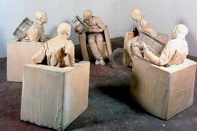 La obra  Seated figures with 5 drums  (1999), de Juan Muñoz (Estate of Juan Muñoz).