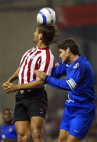 Urzaiz cabecea el balón.