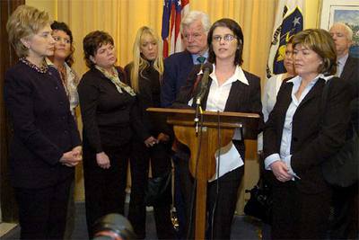 HILLARY CLINTON Y TED KENNEDY, CON LAS HERMANAS MCCARTNEY.
