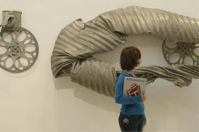 La obra móvil  Cathedral late summer glut,  que Rauschenberg hizo en 1987, en el IVAM.