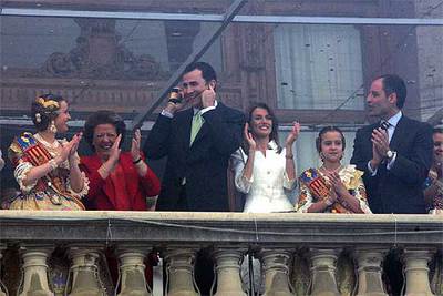 LOS PRÍNCIPES ASISTEN A LA 'MASCLETÀ'.