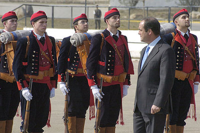 DOS DETENIDOS POR IMPEDIR EL PASO DEL MINISTRO.