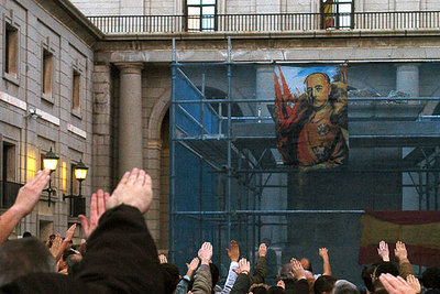 Un grupo de  ultras  se concentraron ayer en la plaza donde estaba la estatua para protestar por su retirada.