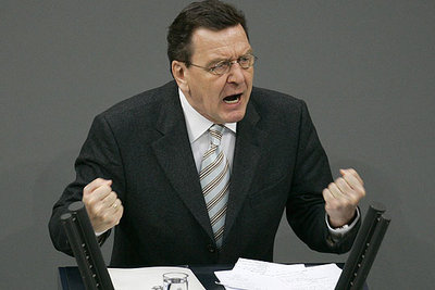 Schröder, durante la presentación de su plan para impulsar la economía, en la Cámara baja alemana.