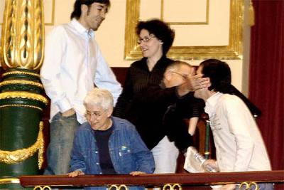 Militantes de colectivos de gays y lesbianas celebran desde la grada de invitados del Congreso la tramitación de la ley.