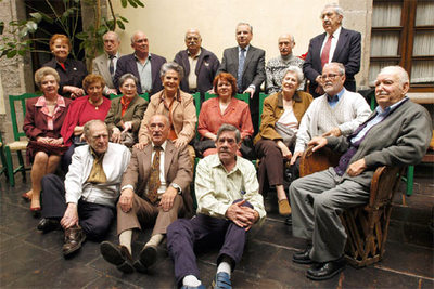 Alfonso Guerra, de pie, el tercero por la derecha, con  los niños de Morelia,  en el Ateneo Español de México.
