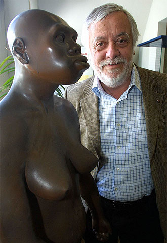Yves Coppens, con la reproducción de la australopiteca 'Lucy'.