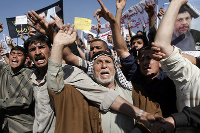 Protesta chií ante la Embajada de Jordania en Bagdad por la supuesta implicación de un jordano en un ataque.