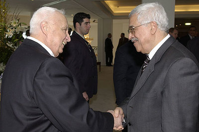 Sharon (izquierda) estrecha la mano de Abbas durante la cumbre de Sharm el Sheij (Egipto) del pasado febrero.