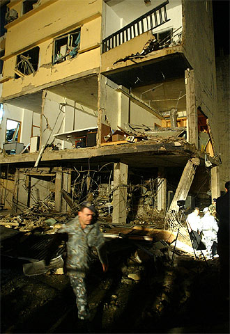 Un policía, junto al edificio donde explotó un coche bomba.