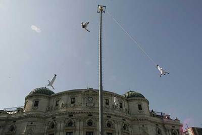 Descenso de los Voladores de Veracruz, ante el Teatro Arriaga, ayer, en su primer pase ante el público bilbaino.
