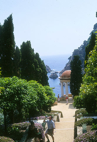 Jardín de Marimurtra, en Blanes (Girona), con el templete de Linneo.