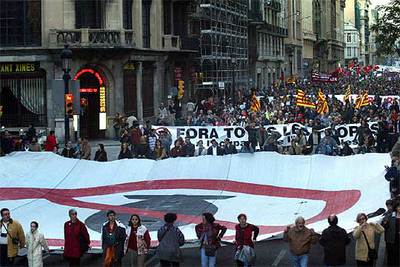 Los manifestantes, ayer, a su paso por la Via Laietana.