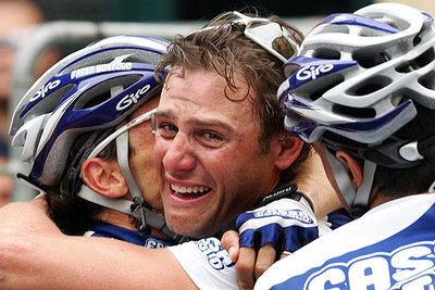 Alessandro Petacchi recibe el abrazo triunfal de sus compañeros tras imponerse.